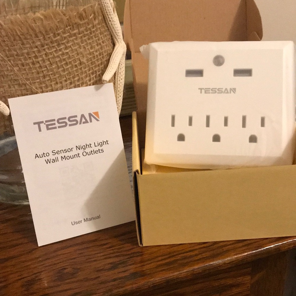 Auto sensor night light wall mount outlet